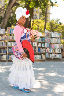 Havana'da ile tipik kıyafetleri giymiş genç kadın