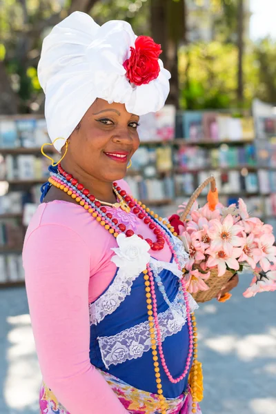 Jonge vrouw met typische kleren gekleed in havana — Stockfoto