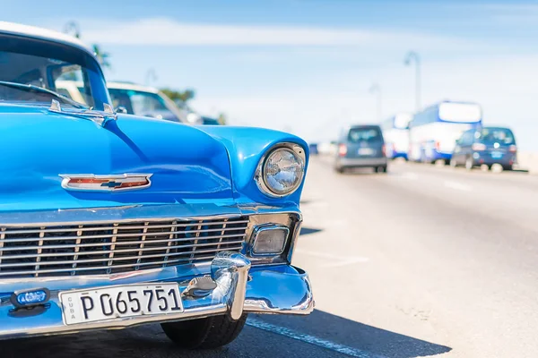 Velho Chevrolet estacionado no Malecon de Havana — Fotografia de Stock