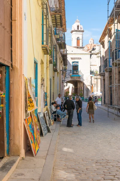 Typische Kunst zum Verkauf in einer engen Straße in Havanna — Stockfoto