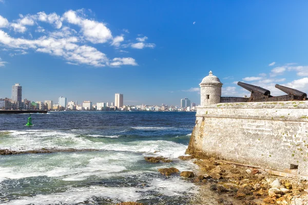 Torre e cannoni del castello di El Morro con il pattino dell'Avana — Foto Stock