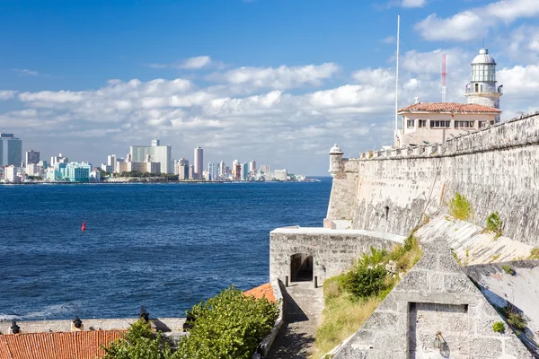 O farol de El Morro com o horizonte de Havana — Fotografia de Stock
