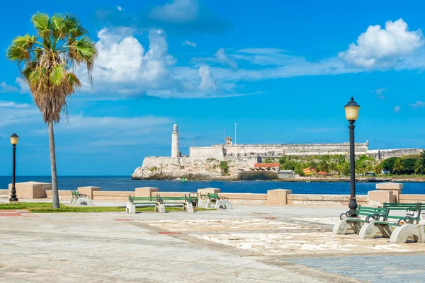 Romantyczny park w Hawanie z widokiem zamku el morro — Zdjęcie stockowe