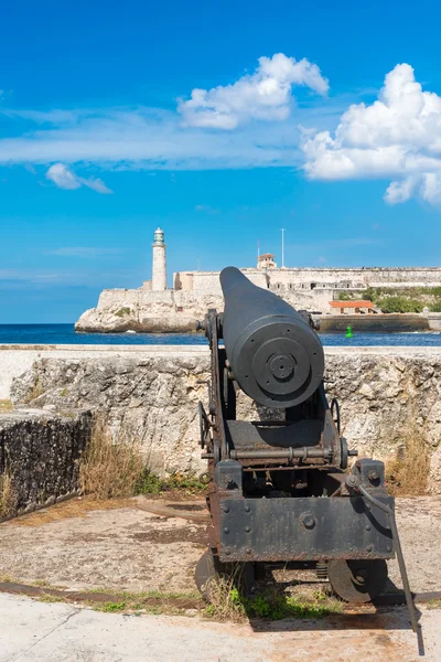 Kanon die gericht zijn op het fort van el morro in havana — Stockfoto