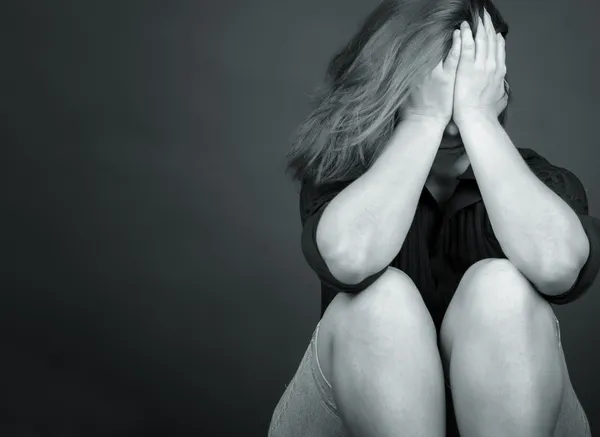 Black and white portrait of a sad and lonely woman — Stock Photo, Image