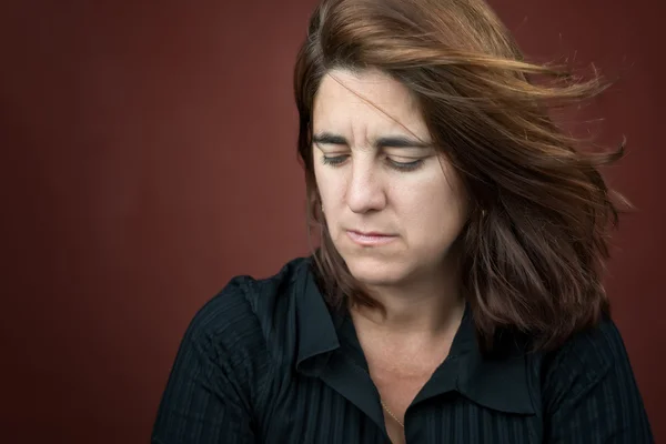 Porträt einer sehr traurigen und einsamen hispanischen Frau — Stockfoto