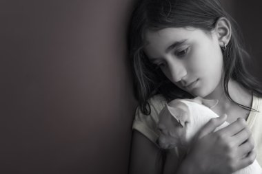 üzgün ve yalnız bir kız ve onun küçük köpek