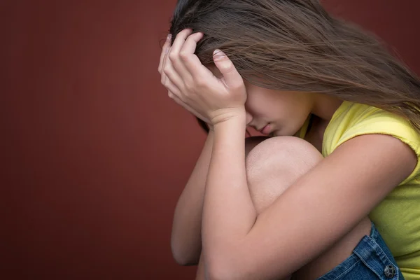 Triste adolescente llorando Imágenes de stock libres de derechos