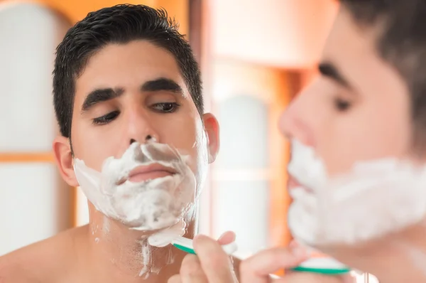 Young hispanic man shaving — Stock Photo, Image