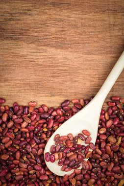 Barbunya ve ahşap zemin üzerine bir tahta kaşık