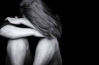 genç bir kadın ağlayarak depresyon şiddeti