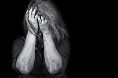 genç bir kadın ağlayarak depresyon şiddeti