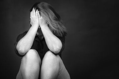 genç bir kadın ağlayarak depresyon şiddeti