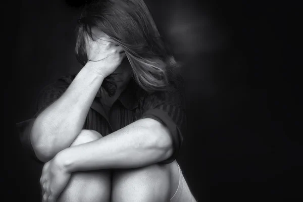 Junge Frau weint häusliche Gewalt Stockbild