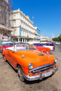 Eski Havana'da Vintage klasik Amerikan arabası