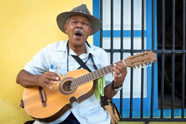 Musicus spelen traditionele muziek in havana — Stockfoto