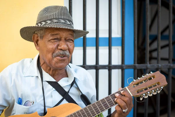 Musicien jouant de la musique traditionnelle à La Havane — Photo