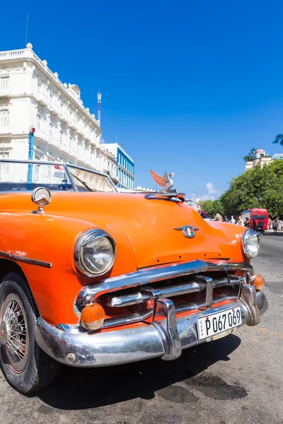 Eski Havana'da Vintage klasik Amerikan arabası — Stok fotoğraf