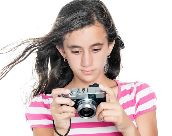 Giovane ragazza guardando le immagini scattate su una fotocamera compatta — Foto Stock