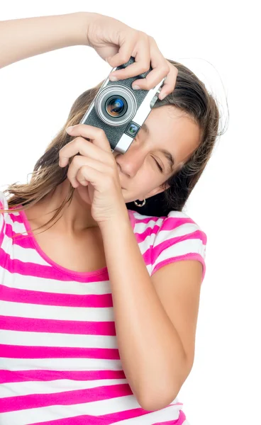 Веселая молодая девушка фотографирует — стоковое фото