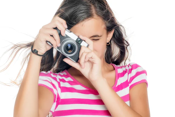 Chica joven usando una cámara compacta — Foto de Stock