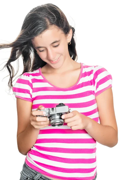 Красивая молодая девушка смотрит на картинки на компактной камере — стоковое фото