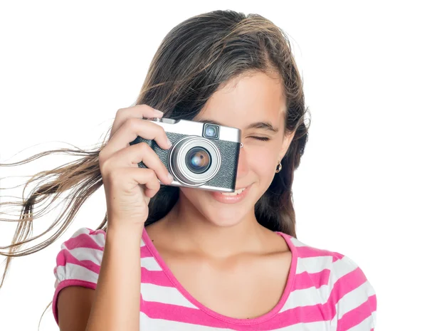 Молодая девушка с помощью компактной камеры — стоковое фото