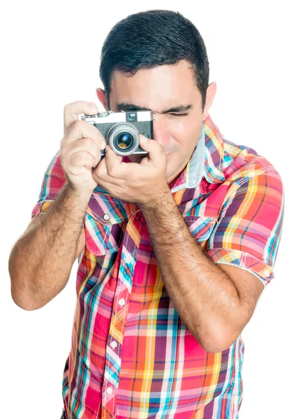 Homem hispânico usando uma câmera compacta vintage procurando — Fotografia de Stock