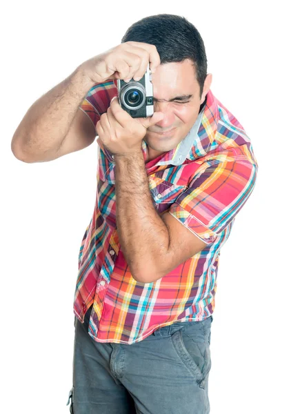 Uomo ispanico utilizzando una fotocamera compatta dall'aspetto vintage — Foto Stock