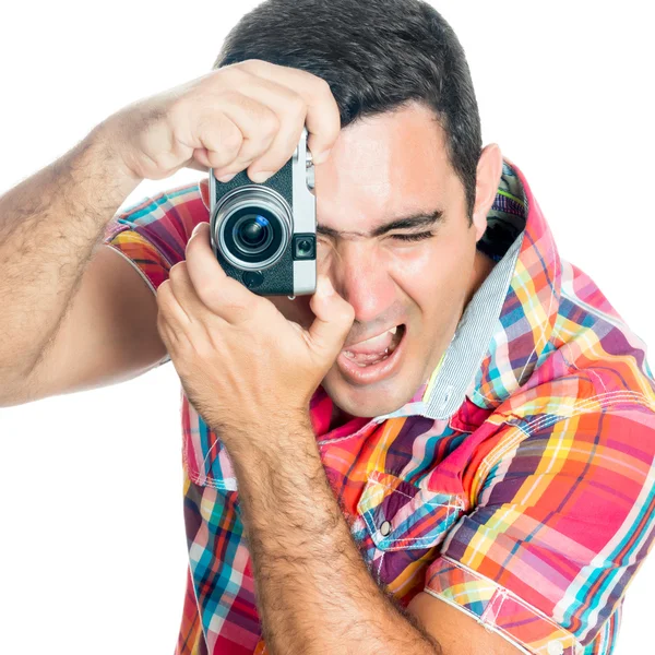 Человек с помощью винтажной компактной камеры — стоковое фото
