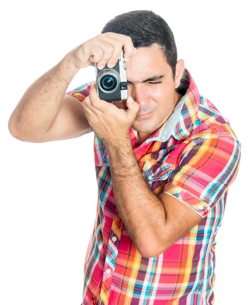 Hombre hispano usando una cámara compacta de aspecto vintage — Foto de Stock