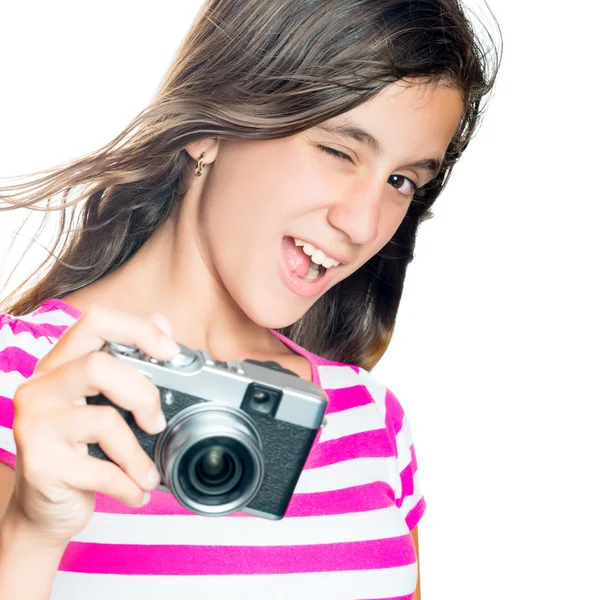 Chica joven de moda y divertida sosteniendo una cámara compacta — Foto de Stock