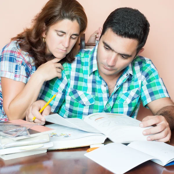 Взрослая пара учится дома — стоковое фото