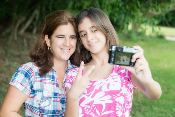 Підліток і її молода мама самоврядування фотографування — стокове фото