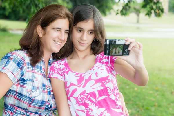 Adolescente e sua jovem mãe tirando uma foto — Fotografia de Stock