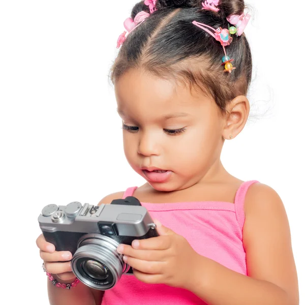 Wielorasowe mała dziewczynka trzymając aparat kompaktowy — Zdjęcie stockowe