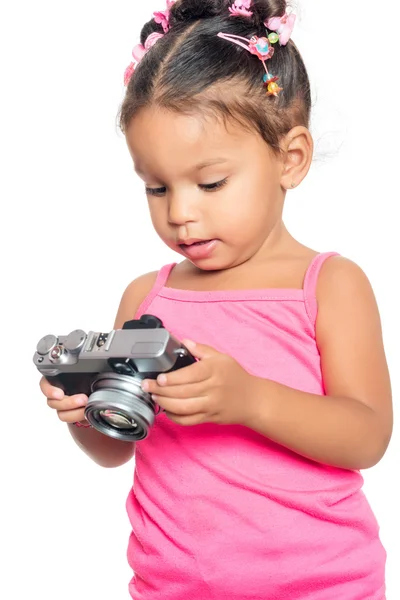 Многорасовая маленькая девочка с компактной камерой в руках — стоковое фото
