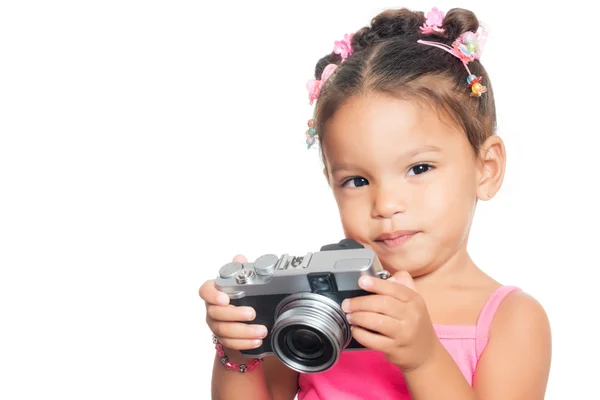 Multiracial menina pequena segurando uma câmera compacta — Fotografia de Stock