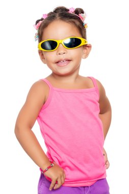 Sarı sunglasse giyen çok ırklı küçük kız
