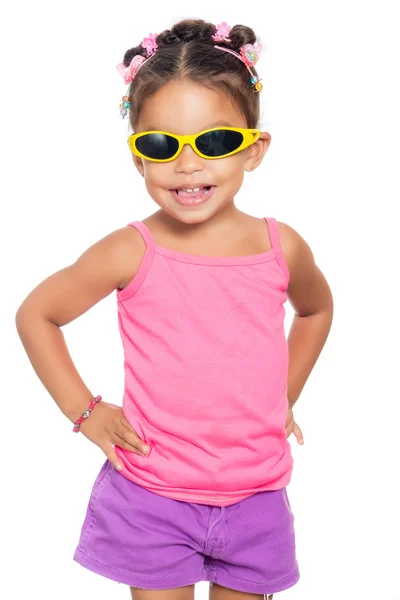 Multiracial liten flicka klädd i gul sunglasse — Stockfoto