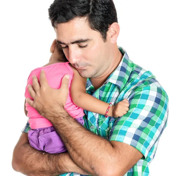 Cansado pai hispânico carregando sua filha pequena — Fotografia de Stock