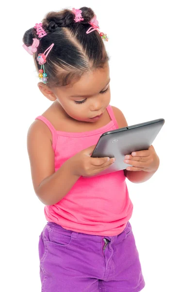 Niña pequeña multirracial usando una tableta — Foto de Stock