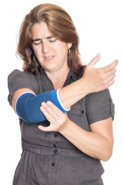 elastik bir destek kullanarak yaralı dirsek ile kadın