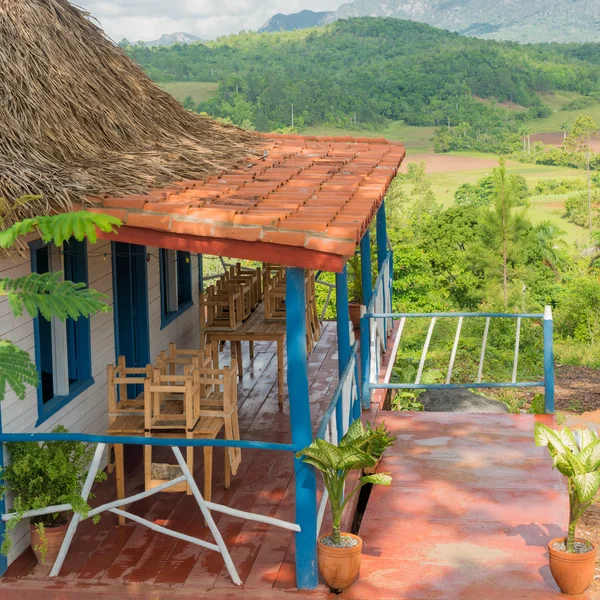 Buntes rustikales Holzhaus im Vinales-Tal in Kuba — Stockfoto