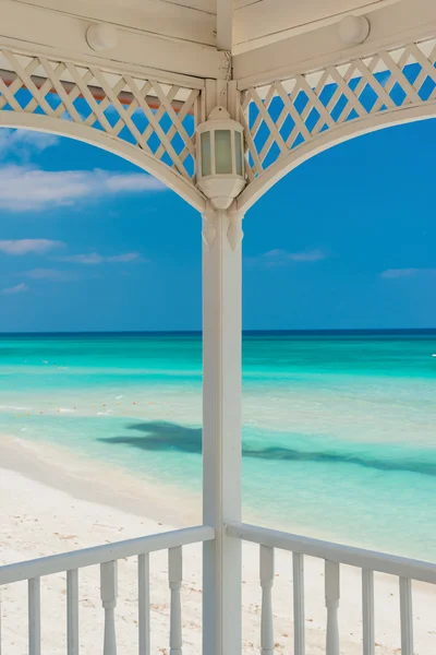 Weergave van varadero beach in cuba vanaf een houten terras — Stockfoto