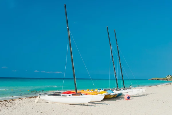 在古巴的巴拉德罗海滩岸上的带帆小艇 — 图库照片