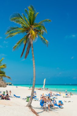 Küba'da varadero plajda güneşlenirken turist