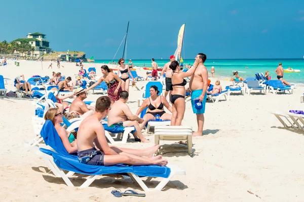 Turistas tomando el sol en la playa de Varadero en Cuba — Foto de Stock