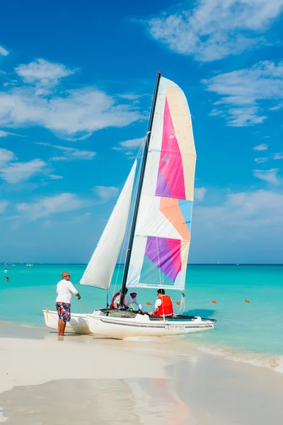 Turisté nástupu barevné lodí na pláži varadero na Kubě — Stock fotografie