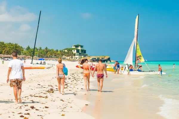 Туристы, наслаждающиеся пляжем в Варадеро на Кубе — стоковое фото